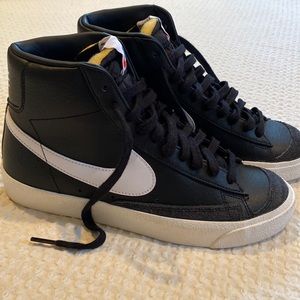 Unisex Nike blazer mid 77 sneaker. WORN ONCE!!!!!!!! Womens 9 mens 7.5